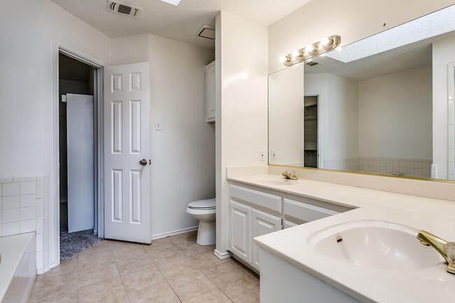Building Photo - Cute 3 Bedroom 2 Bath 2 Car Garage One Sid...