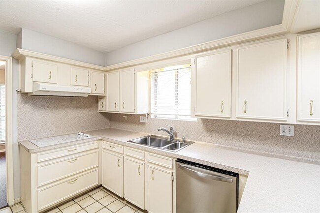 Building Photo - 16411 Clearcrest Dr