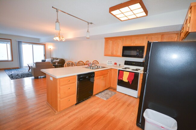 Building Photo - Rare end unit townhome in super convenient...