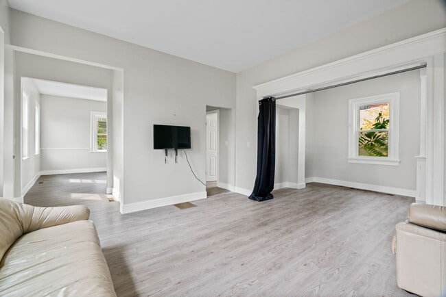 Building Photo - Spacious 3-Bedroom Home with Sunroom & Off-Street Parking in Johnston!