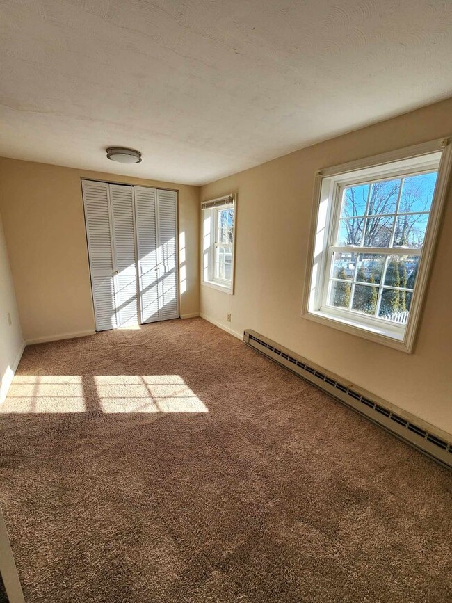 Building Photo - Adorable upstairs apartment