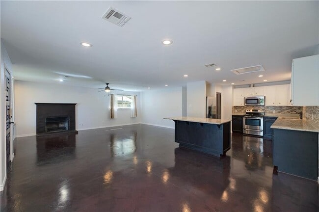 Building Photo - 5608 Oak Blvd