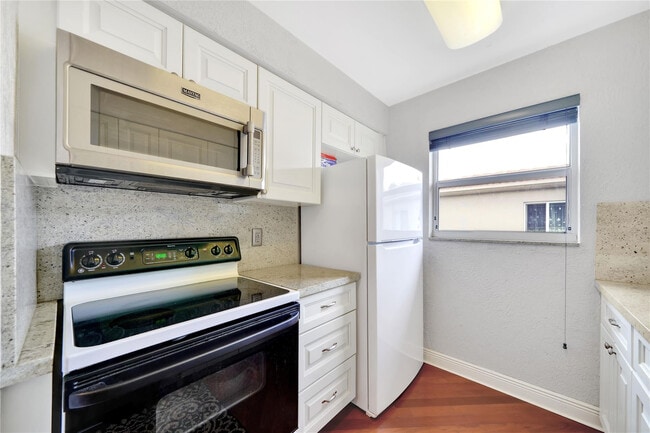 Building Photo - 2701 Middle River Dr