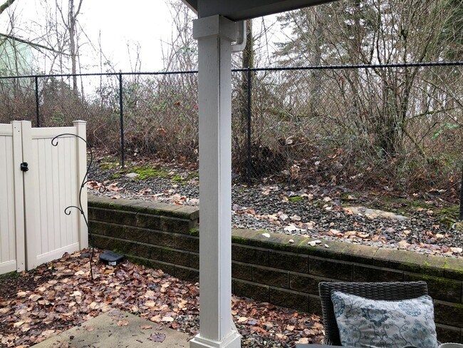 Building Photo - Beautiful Townhome in Camas!