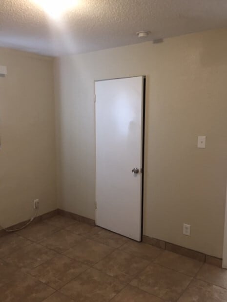 Building Photo - 2139 W Glenrosa Ave