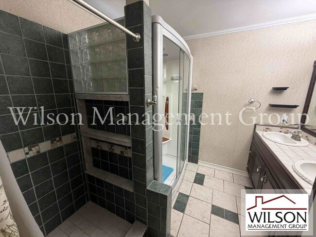 Building Photo - 1366 Valhalla St