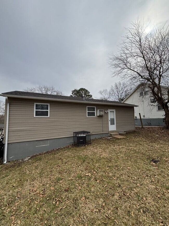 Building Photo - Cozy 2-Bedroom Home with Hardwood Floors N...