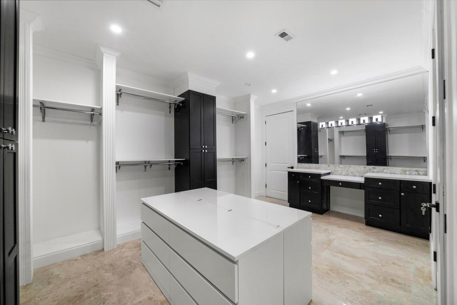 Building Photo - 9065 Watercrest Cir E
