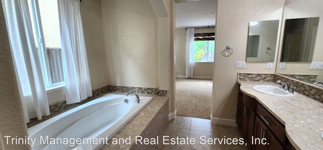 Building Photo - 4 br, 3.5 bath House - 235 Sorrento Lane