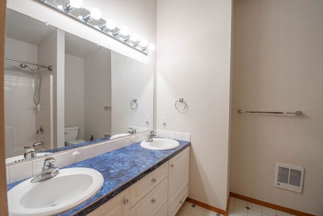 Building Photo - Spacious 3-Bed Home in Hayden Lake with La...