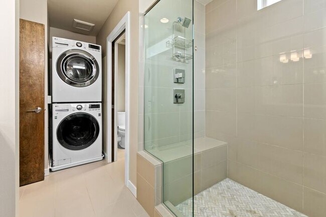 Building Photo - Trendy West Seattle Townhome w/Air Conditioning and Rooftop Deck