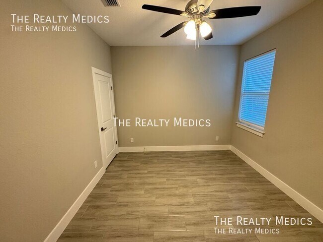 Building Photo - 304 Big Sioux Ln