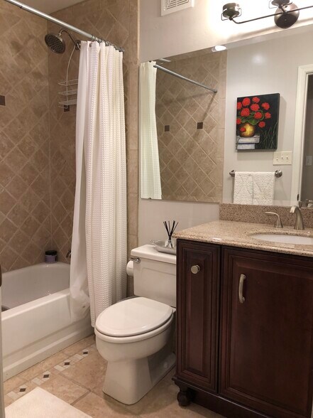 Full guest bath with tub - 1660 Beekman Pl NW