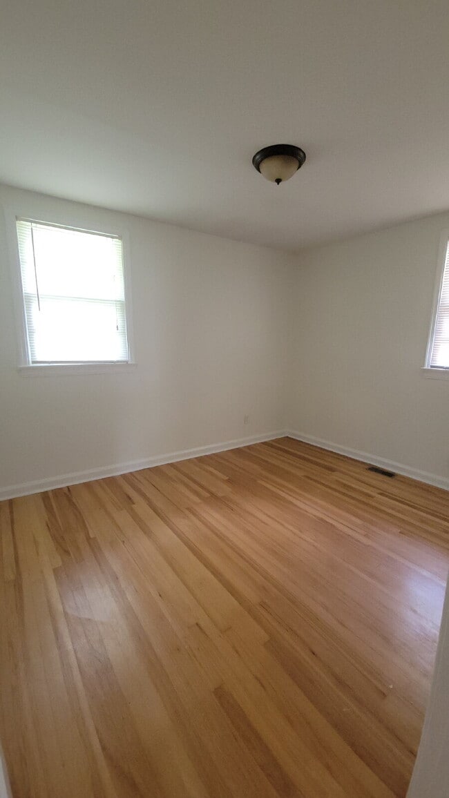 Building Photo - "2-Bedroom Retreat with Located in the 5 P...