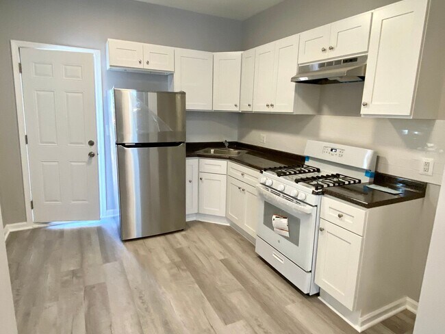 Building Photo - Beautifully Renovated 3-Bedroom Townhouse ...