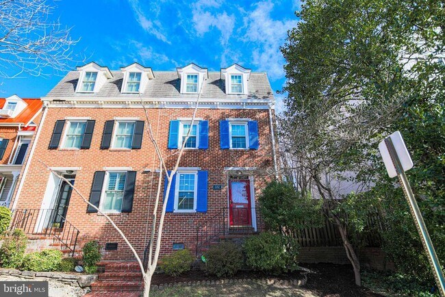 Building Photo - 332 S Alfred St