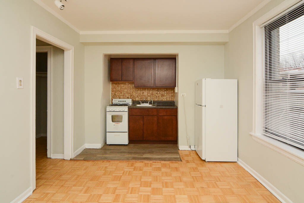 Building Photo - 629 W Belmont Ave