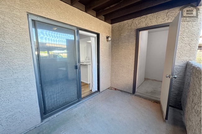 Building Photo - 2Bed/1Bath Apartment at 52nd St/Oak St! Ready for Immediate Move-In – GROUND FLOOR UNIT!