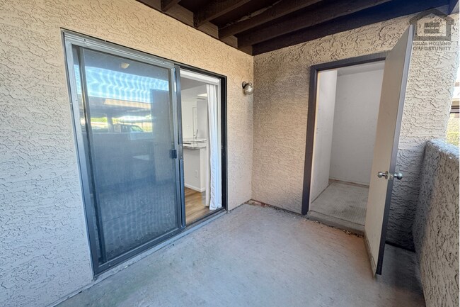 Building Photo - 2Bed/2Bath Apartment at 52nd St/Oak St! Ready for Immediate Move-In – GROUND FLOOR UNIT!