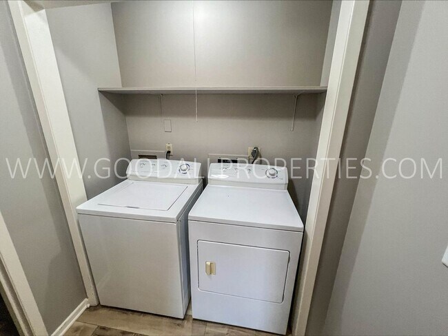 Building Photo - Great Deal on this Two bedroom townhome in Ankeny!!!