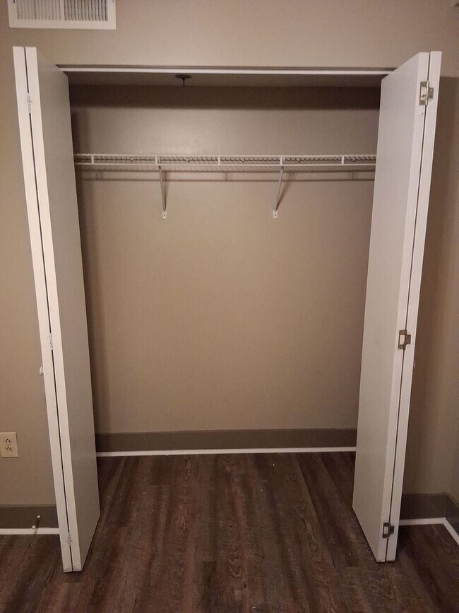 Building Photo - Lake Plaza Condominiums 3BD/2BA for NOW! $...