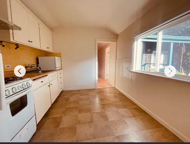 Full kitchen - 2423 Roosevelt Ave