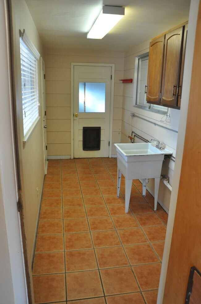 Building Photo - 2401 Thomas Ave