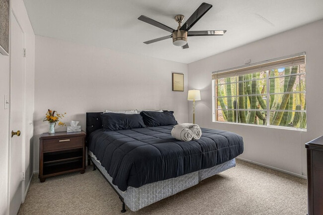 Building Photo - 5901 E Cactus Wren Rd