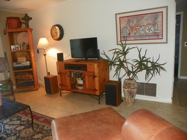 Building Photo - 6815 E 2nd St