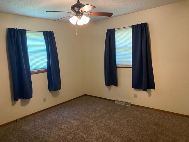 Building Photo - 2 BEDROOM | 1 BATH | SINGLE LEVEL | GARAGE...