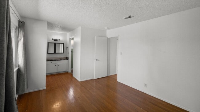 Building Photo - 3bed/2bath home available now!