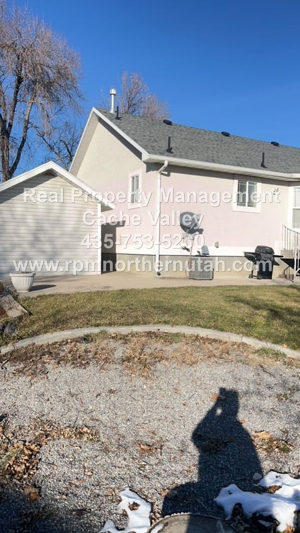 Building Photo - Beautiful 6 bedroom home available for immediate move in!