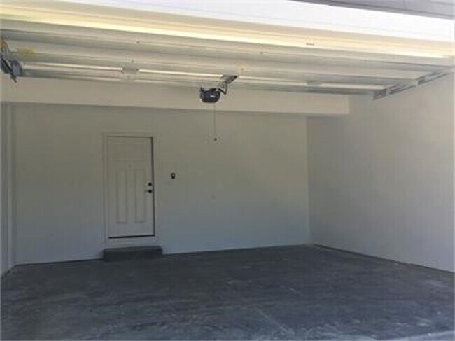 Building Photo - 3-bedroom Townhome Available for July!