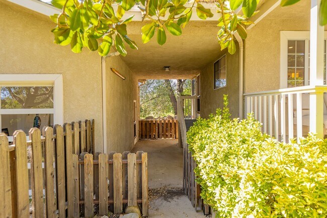 Building Photo - East End Hideaway