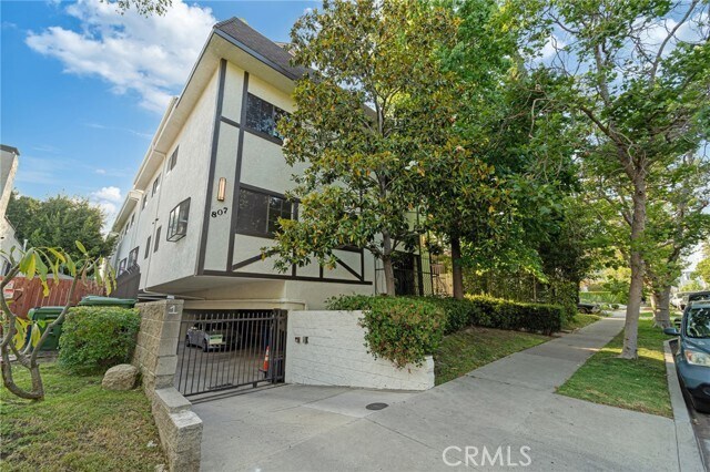 Building Photo - 807 N Sycamore Ave