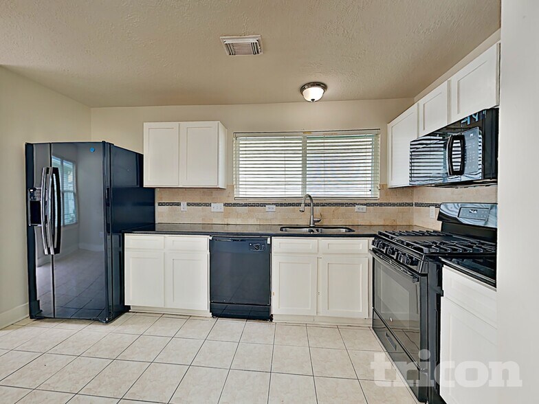 Building Photo - 15810 W Park Ct