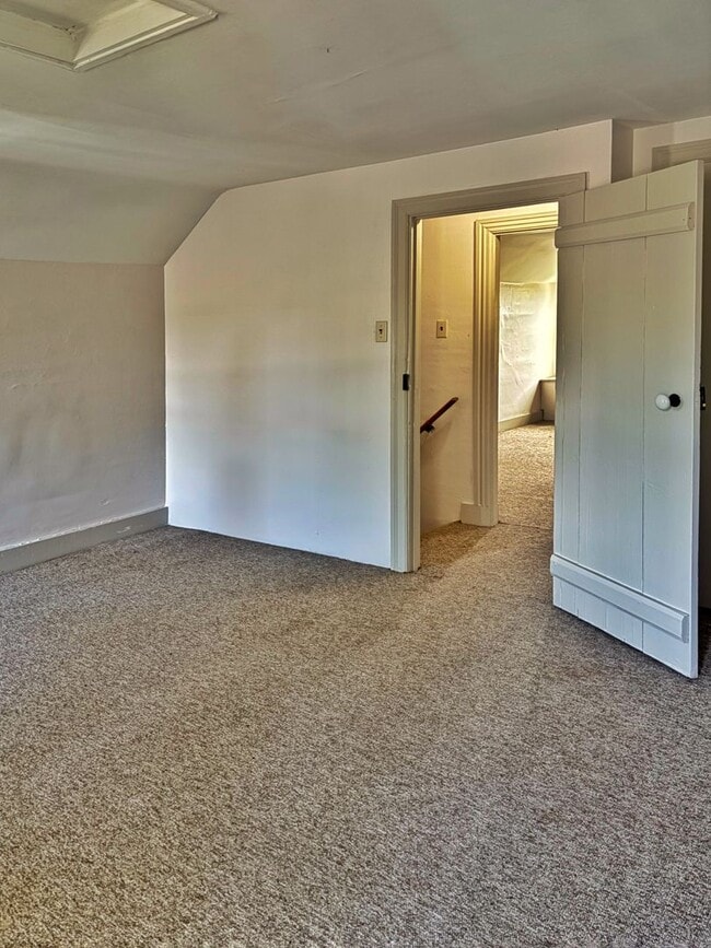 Building Photo - 3 bed 1.5 bathroom apartment in Harleysvil...