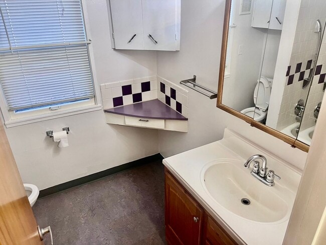 Building Photo - Super Cool Duplex Unit with One Car Garage