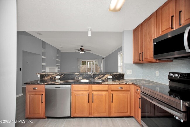 Building Photo - 757 MacKenzie Cir