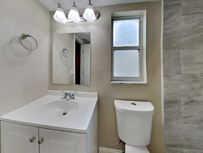 Building Photo - 1556 Nottingham Dr