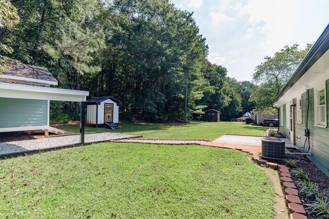 Building Photo - 330 Monty Dr