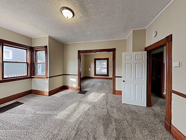 Building Photo - 424 E Park Ave