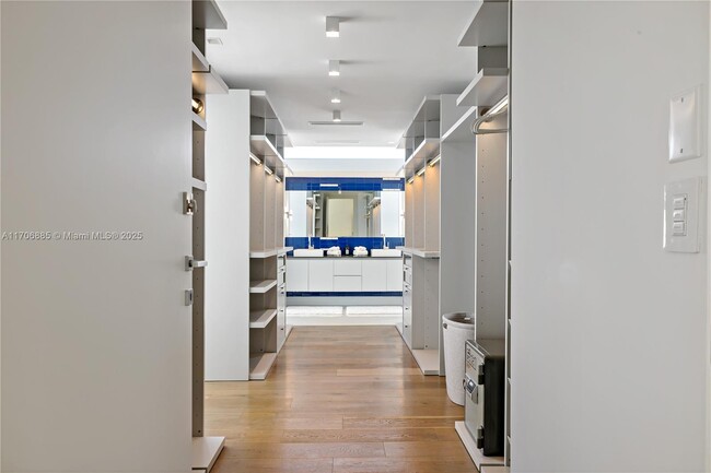 Building Photo - 440 S Hibiscus Dr
