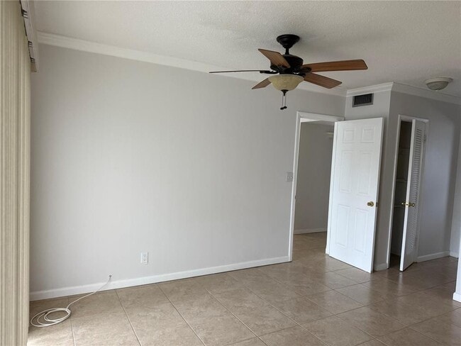 Building Photo - 2223 Park Ln