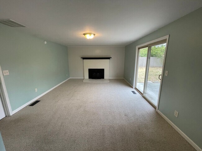 Building Photo - Convenient 3-Bedroom Home Near NAS Whidbey Island with Garage Parking