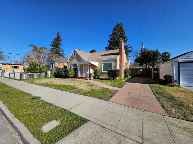 Building Photo - Cozy Home Close To UOP