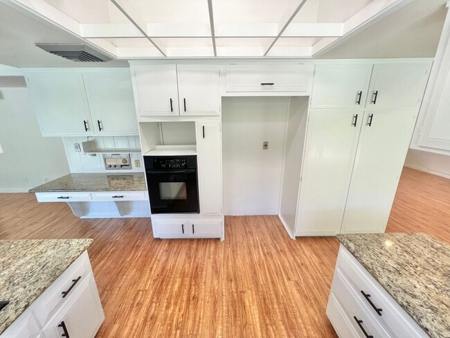 Building Photo - Spacious 3BR Single-Story Residence | Central Air, Fireplace, Private Backyard Retreat