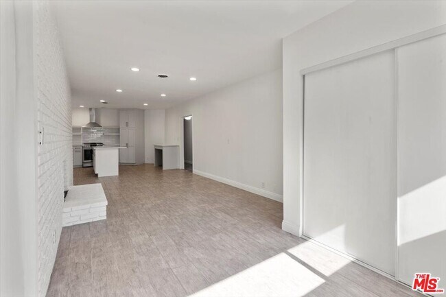 Building Photo - 262 MacDonald St