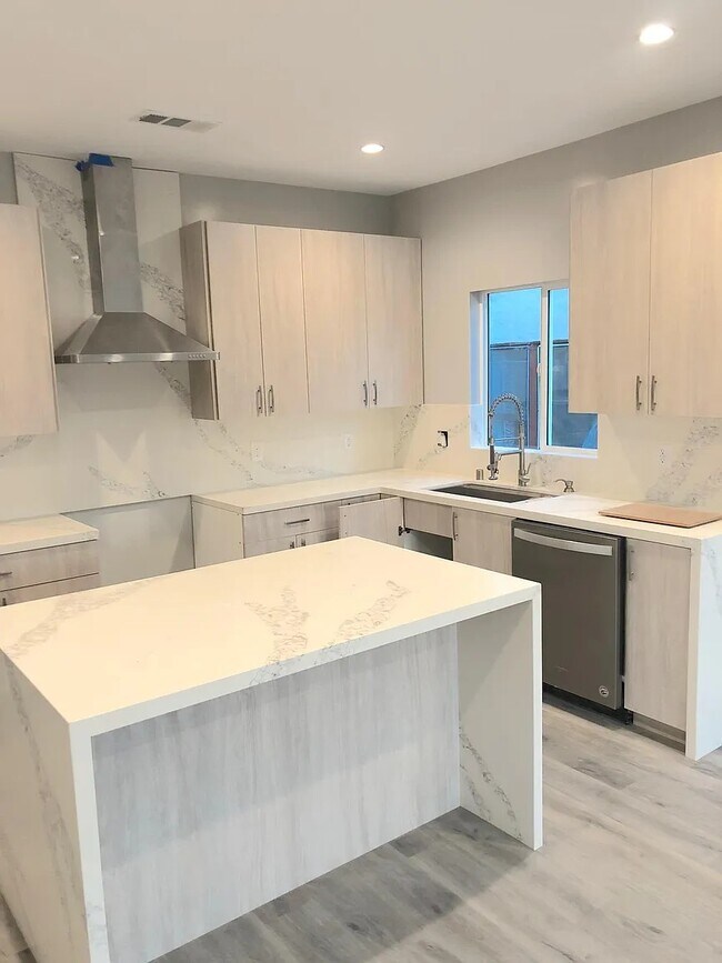 Building Photo - 1348 Carmona Ave