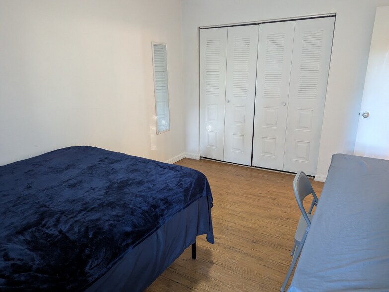 Building Photo - 3600 SW 23rd St